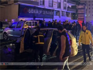 Batmanda otomobil pikaba arkadan çarptı: 3 ağır yaralı 