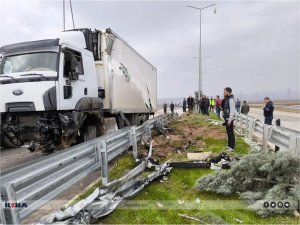 Batmanda kamyon devrildi, trafik aksadı