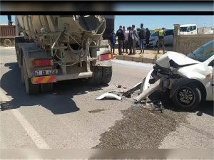 Mardinde otomobil beton mikserine arkadan çarptı  