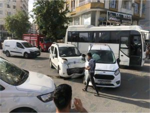 Siirtte trafik kazası: İki araç kafa kafaya çarpıştı