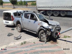 Diyarbakırda hafif ticari araç ile pikap çarpıştı, 3 yaralı 