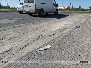 Diyarbakırda beton mikserlerinin yola döktüğü betonlar tehlike saçıyor 