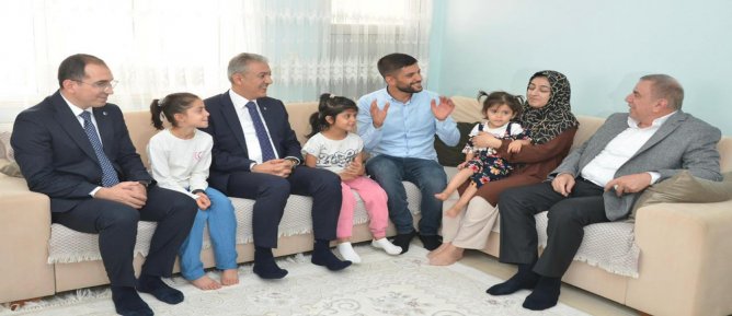 Vali Akkoyun ve protokolden, 15 Temmuz Şehidi Ve Gazi Ailesine Ziyaret
