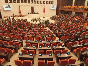 En düşük emekli aylığının 12 bin 500 lira olmasını öngören teklif kabul edildi 