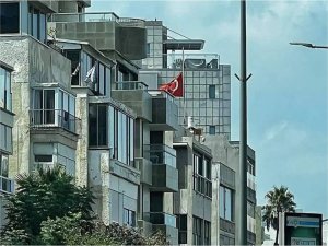 Türkiyenin Tel Aviv Büyükelçiliğinde bayrak şehid Heniyye için yarıya indirildi