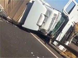 Mardin’de kontrolden çıkan TIR bariyerlerin üstüne devrildi  