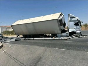 Kontrolden çıkan TIR, demir bariyerlere çarptı  