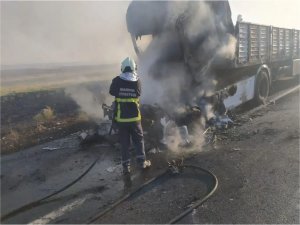 Mardindi iki tırın çarpışmasıyla yangın çıktı  