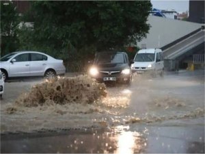 Ankarada sağanak: Yollar göle döndü, araçlar suya gömüldü  