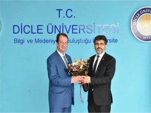 Dicle Üniversitesinde devir teslim töreni 