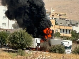 Mardin’de park halindeki tır dorsesi alevlere teslim oldu  