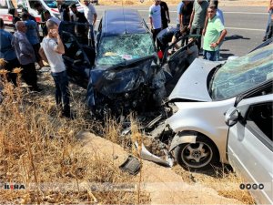 Mardin’de iki otomobil kafa kafaya çarpıştı: Biri bebek 10 yaralı  