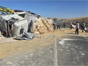 Suruç Ölüm Yolunda bir kaza daha: Tır sürücüsü yaralandı 