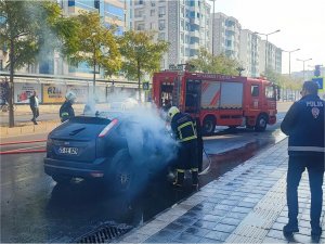 Diyarbakırda seyir halindeki otomobilde yangın çıktı  