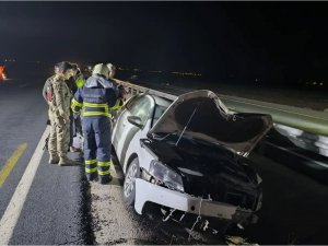 Yoldaki lastiği kaldırmak isteyen sürücüye otomobil çarptı  