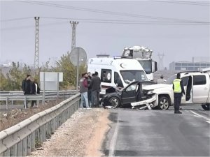 Diyarbakırda iki araç kafa kafaya çarpıştı: Yaralılar var  