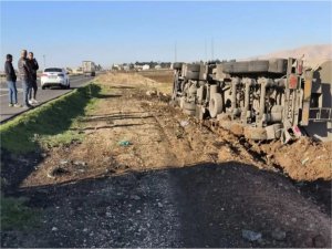 Mardin’de ham petrol yüklü tanker devrildi: 1 yaralı  