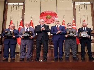 Cumhurbaşkanı Erdoğan, 45 yıllık Telkâri ustasını plaketle onurlandırdı