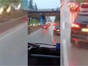 Sürücüler fermuar sistemiyle ambulansa yol verdi  