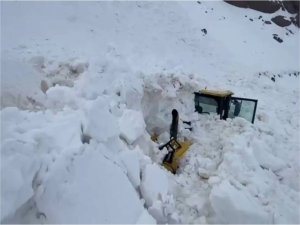 Şırnak’ta yol açan kepçenin üzerine çığ düştü: 1 yaralı  