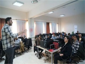 Batman Üniversitesi öğrencilerine siber güvenlik eğitimi veriliyor 