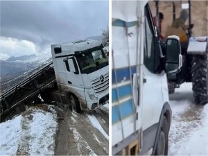 Kamyon yoğun kar yağışı nedeniyle uçuruma düşmekten son anda kurtuldu  