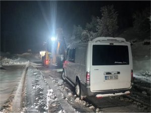 Siirt’te kar nedeniyle kapanan yol hasta için açıldı  