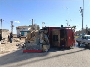 Şanlıurfa’da pamuk yüklü kamyon devrildi  