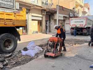 Midyat’ta Asfalt Bakım ve Onarım Çalışmaları Hız Kesmeden Sürüyor